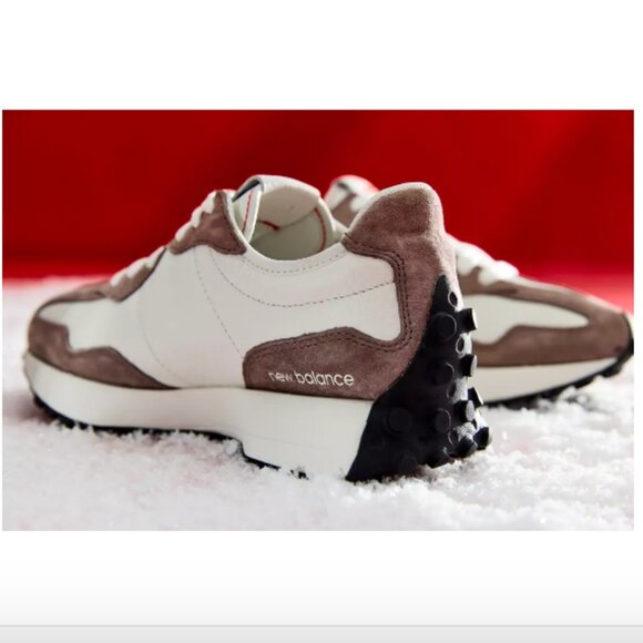 New Balance 327 '2025 Womens Casual Sneakers Shoes LEATHER White *various sizes* - Picture 2 of 13
